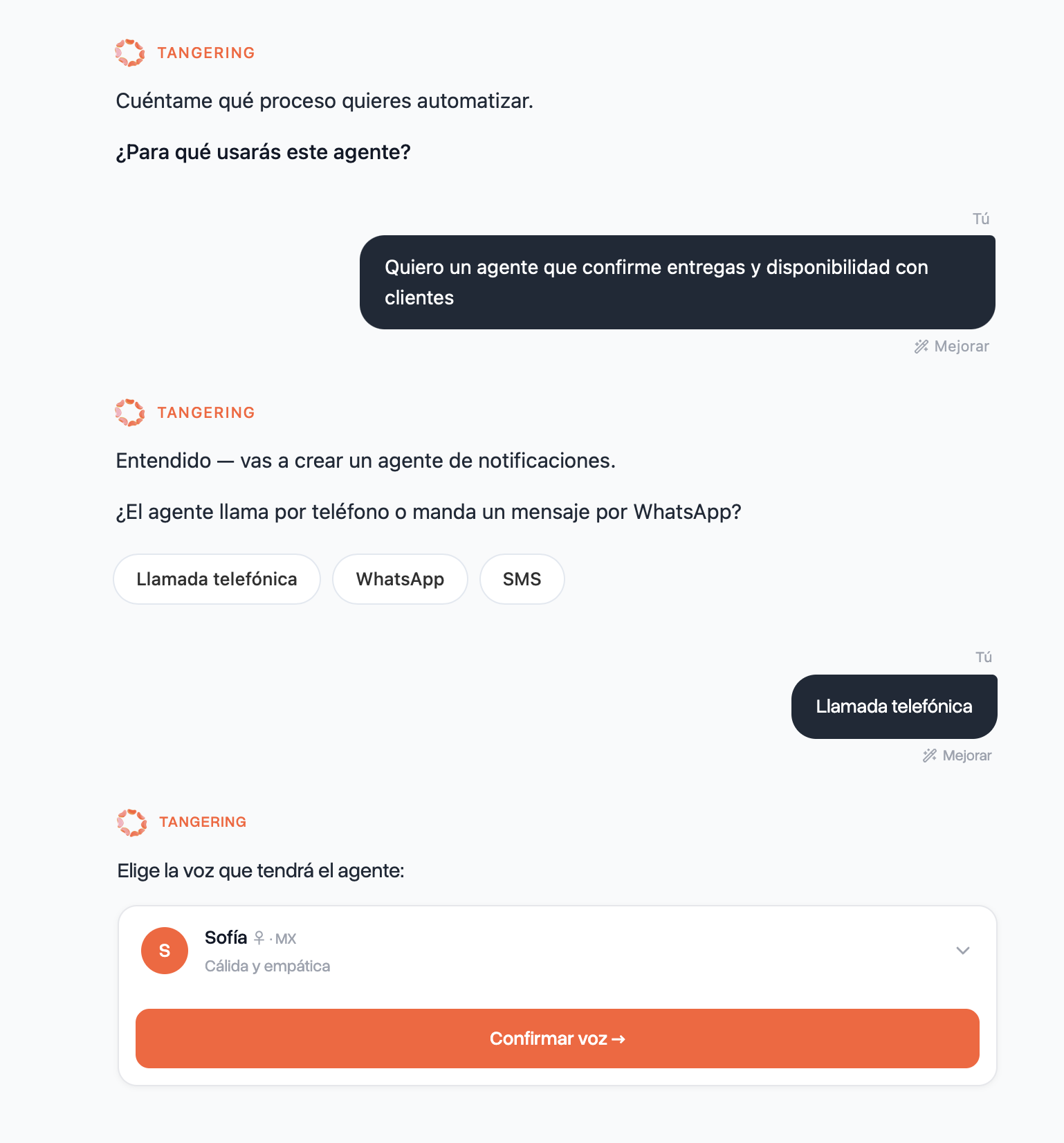 Conversación real de creación en Tangering, de principio a fin: Tangering pregunta qué proceso automatizar, el usuario pide un agente que confirme entregas y disponibilidad con clientes, elige que el agente llame por teléfono, y Tangering propone la voz Sofía (cálida y empática) con un botón para confirmarla