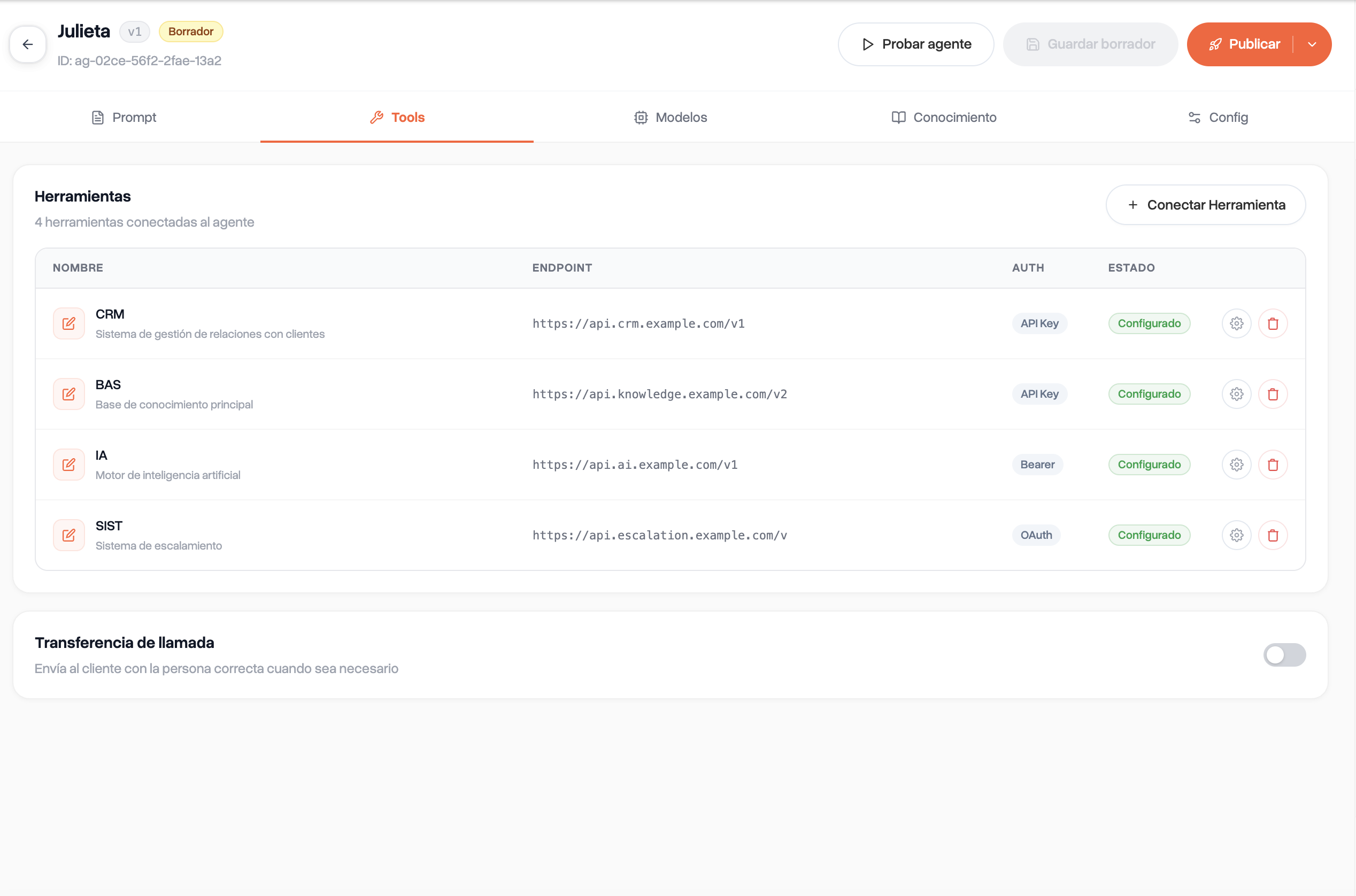 Tab Tools del editor de Julieta: herramientas conectadas (CRM, base de conocimiento, IA, sistema de escalamiento) con endpoint y autenticación